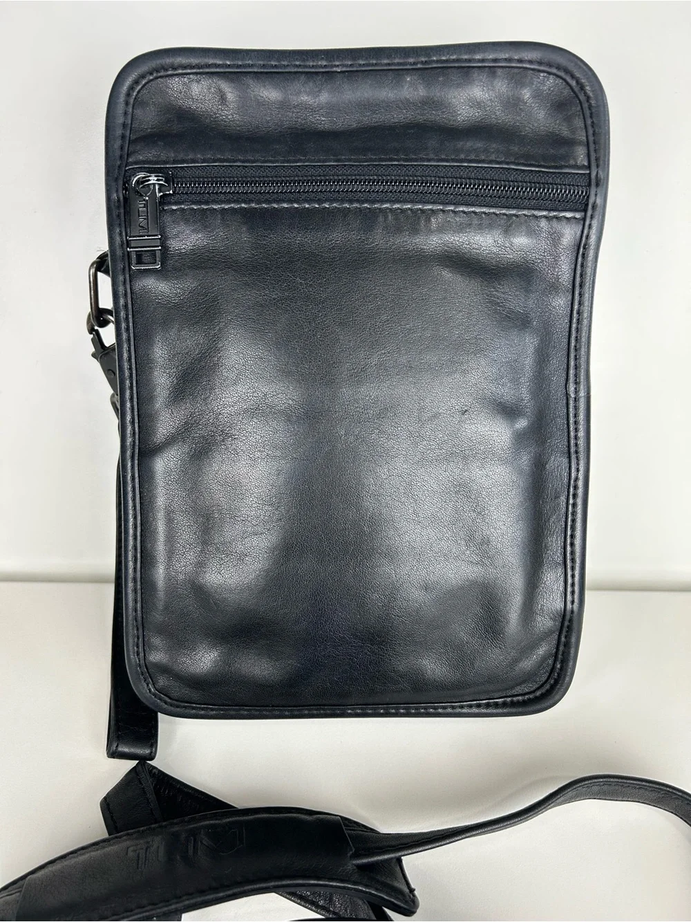 VINTAGE TUMI LEATHER CROSSBODY ORGANIZATION BAG BLACK